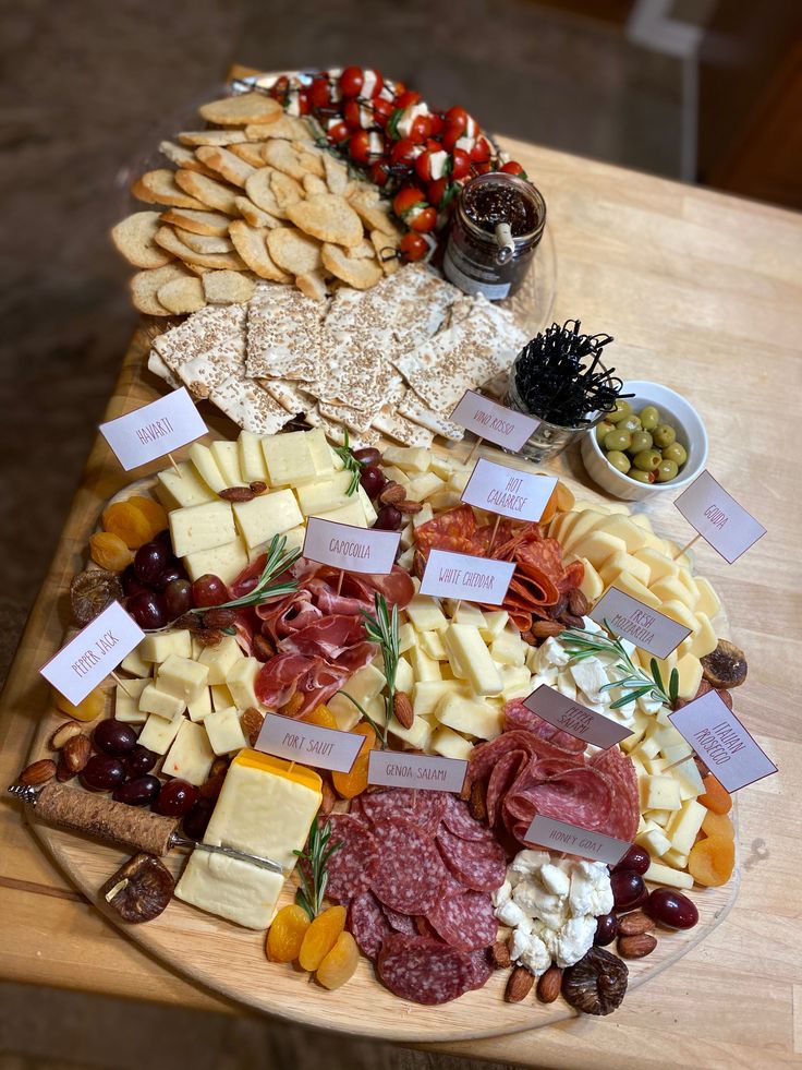 Delicious charcuterie board with assorted cheeses, meats, fruits, and crackers, perfect for gatherings and parties.