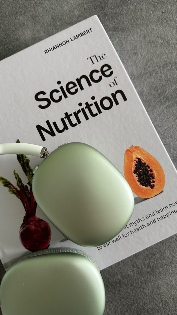 lis miyamura | acenei pra você aesthetic - Crafting a Week of Nutritious Meals: Simple Tips | Book titled 'The Science of Nutrition' with green headphones on a gray surface.