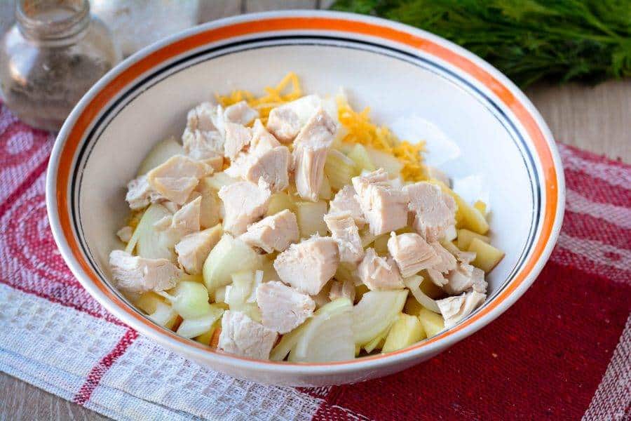 salat_s_kuricei_yablokami_i_orehami-636369 - Make Delicious Chicken Salad with Walnuts & Cheese in Minutes Bowl of chopped chicken and onions on a table with red cloth, ready for a salad or recipe preparation.
